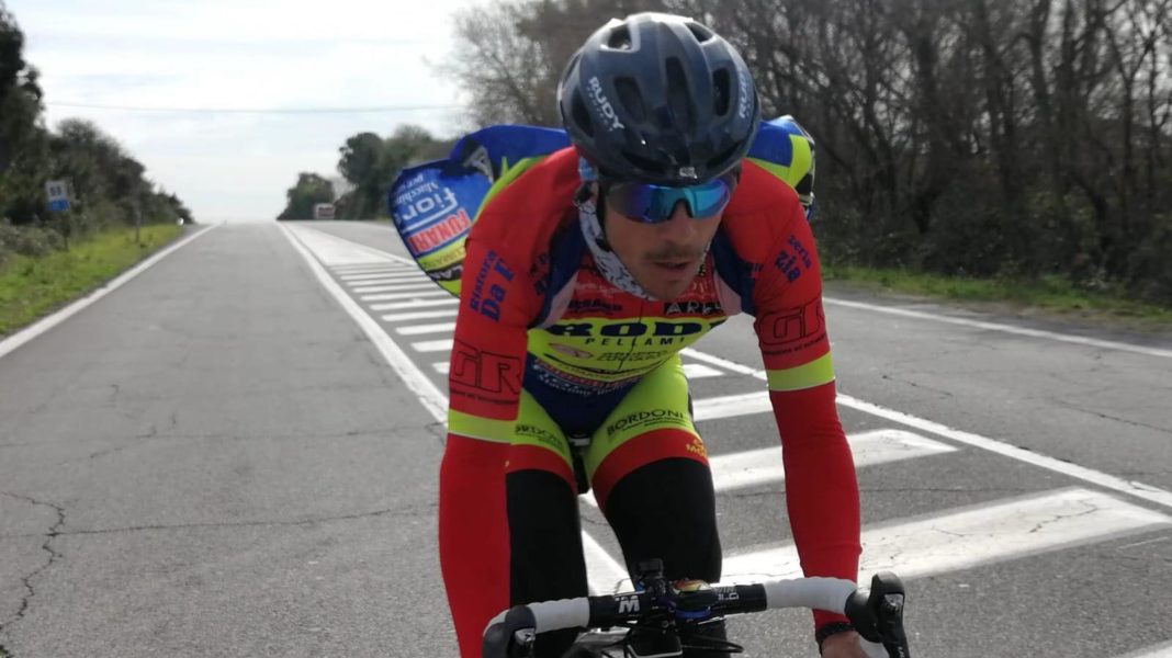 biciclette nere su strade lastricate di pianura