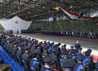 LA BANDIERA DI GUERRA DEL 17° STORMO INCURSORI INSIGNITA DI MEDAGLIA D'ORO  AL VALORE AERONAUTICO - OrticaWeb